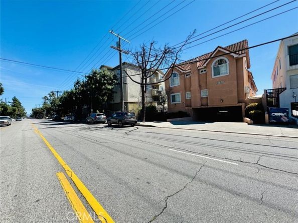 21820 SATICOY Street A, Canoga Park (los Angeles) CA 91304