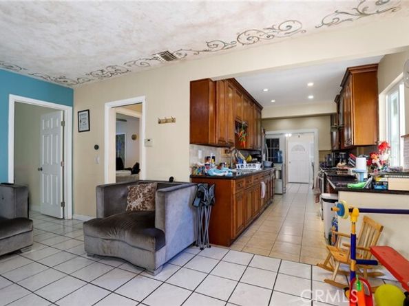 7545 White Oak Avenue, Reseda (los Angeles) CA 91335