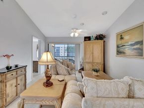 7618 Tahiti Lane 201, Lake Worth FL 33467