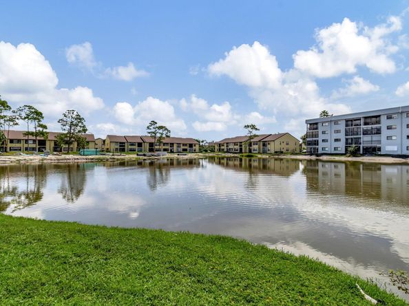 7618 Tahiti Lane 201, Lake Worth FL 33467