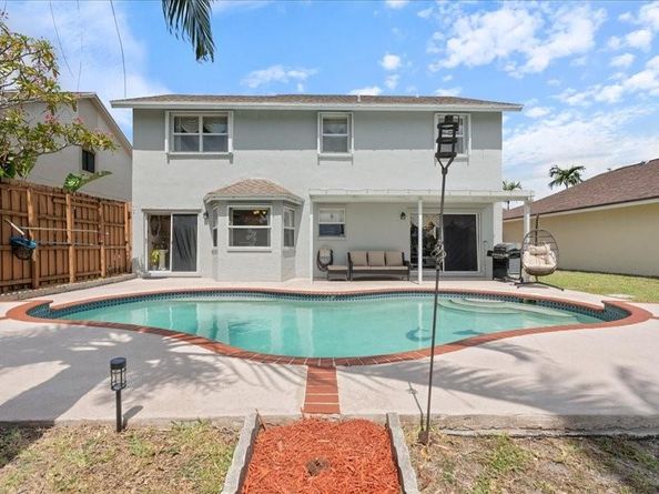961 SW 98th Ave, Pembroke Pines FL 33025