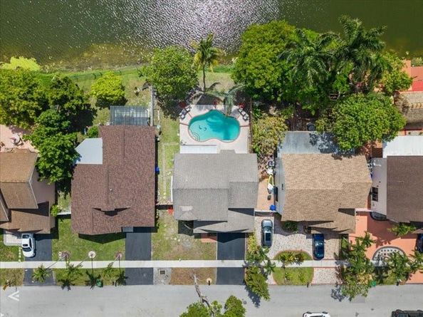961 SW 98th Ave, Pembroke Pines FL 33025