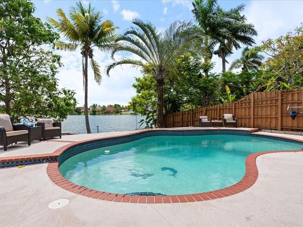 961 SW 98th Ave, Pembroke Pines FL 33025