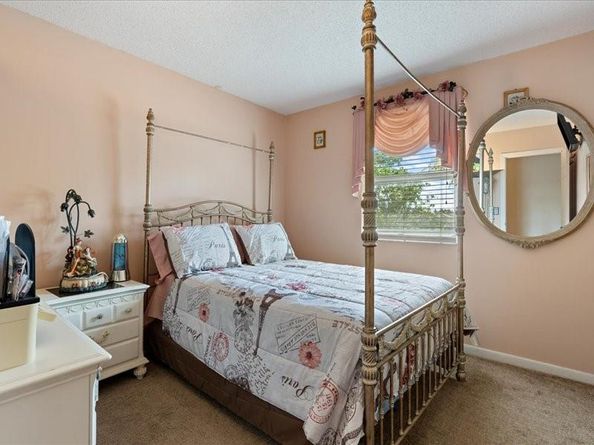 961 SW 98th Ave, Pembroke Pines FL 33025