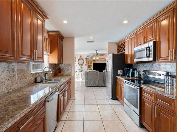 961 SW 98th Ave, Pembroke Pines FL 33025