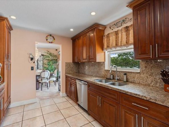 961 SW 98th Ave, Pembroke Pines FL 33025