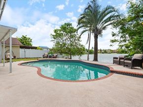 961 SW 98th Ave, Pembroke Pines FL 33025