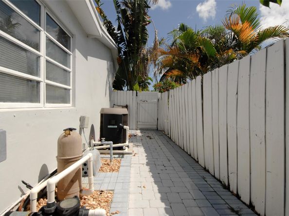 21 NE 57th Ct, Fort Lauderdale FL 33334
