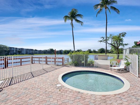 9230 Lagoon Pl 406, Davie FL 33324