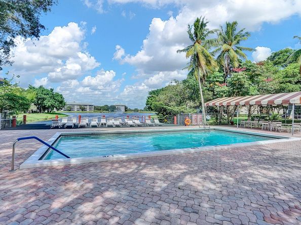 9230 Lagoon Pl 406, Davie FL 33324
