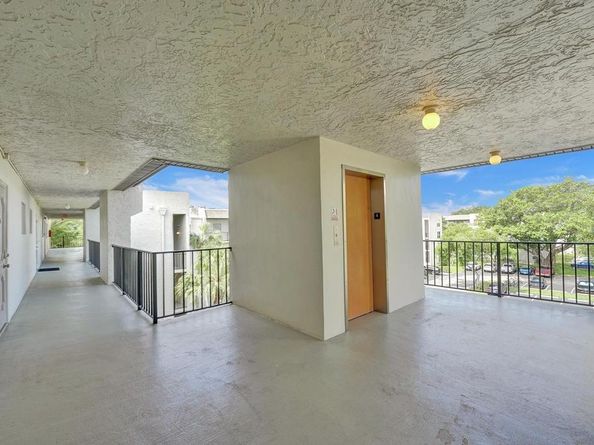 9230 Lagoon Pl 406, Davie FL 33324
