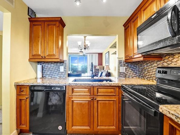 9230 Lagoon Pl 406, Davie FL 33324