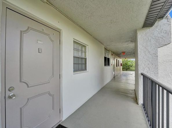 9230 Lagoon Pl 406, Davie FL 33324