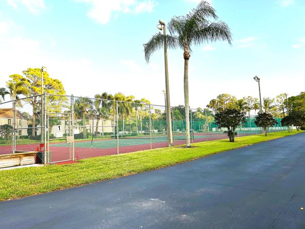 327 Knotty Pine Circle B2, Greenacres FL 33463