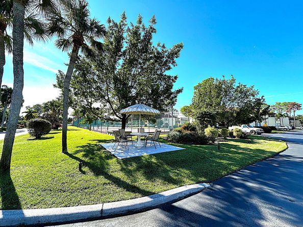 327 Knotty Pine Circle B2, Greenacres FL 33463
