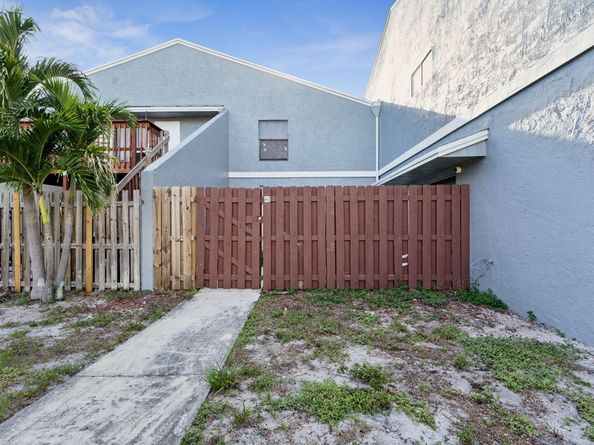 4 Crossings Circle D, Boynton Beach FL 33435