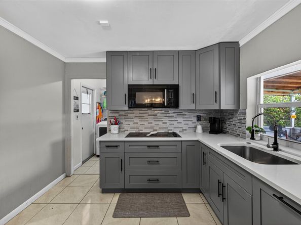 8821 NW 11th Ct, Pembroke Pines FL 33024