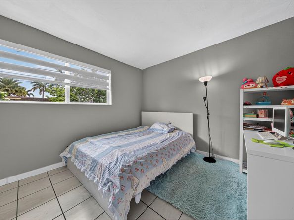 8821 NW 11th Ct, Pembroke Pines FL 33024