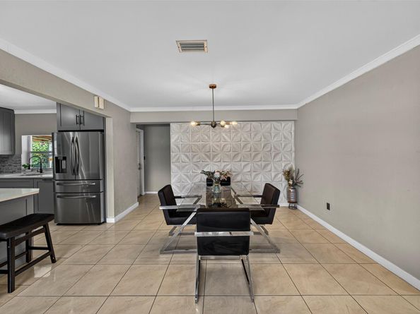 8821 NW 11th Ct, Pembroke Pines FL 33024