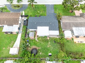 8821 NW 11th Ct, Pembroke Pines FL 33024