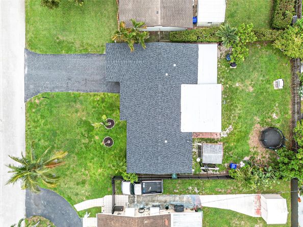 8821 NW 11th Ct, Pembroke Pines FL 33024