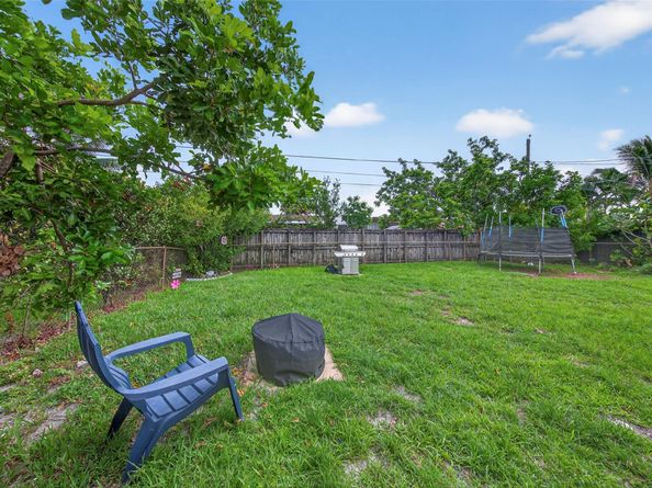 8821 NW 11th Ct, Pembroke Pines FL 33024