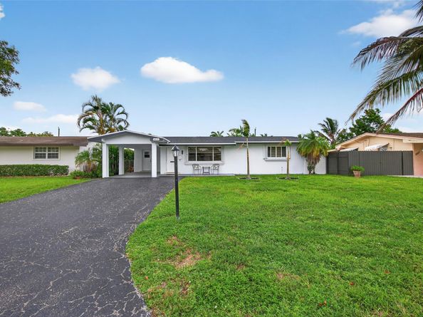 8821 NW 11th Ct, Pembroke Pines FL 33024