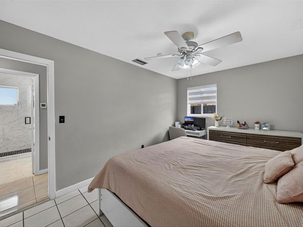8821 NW 11th Ct, Pembroke Pines FL 33024