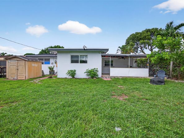 8821 NW 11th Ct, Pembroke Pines FL 33024