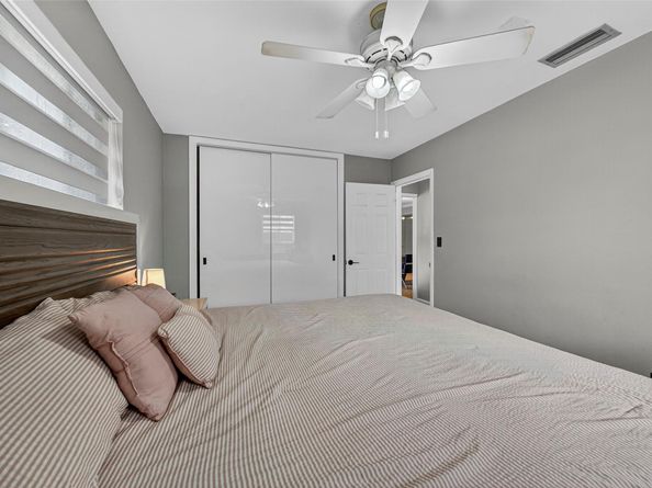 8821 NW 11th Ct, Pembroke Pines FL 33024