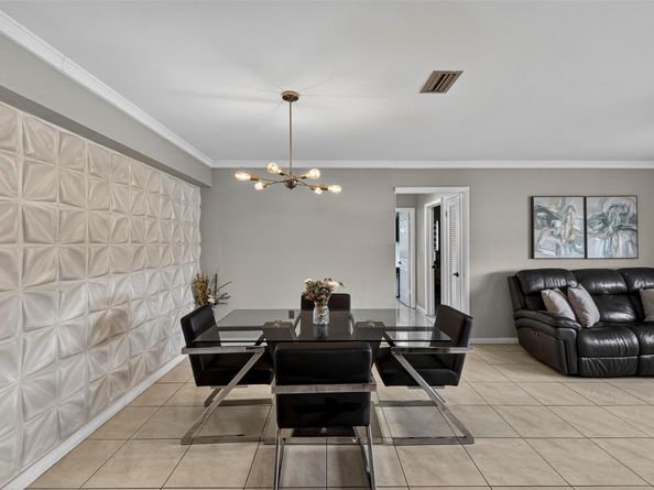 8821 NW 11th Ct, Pembroke Pines FL 33024