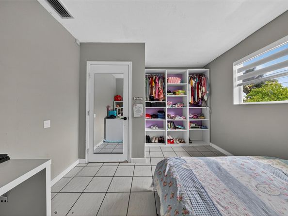 8821 NW 11th Ct, Pembroke Pines FL 33024