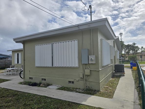 513 Greynolds Circle, Lantana FL 33462