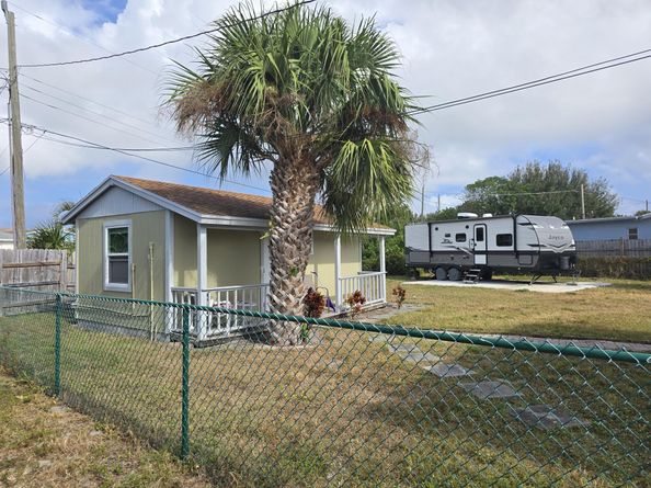 513 Greynolds Circle, Lantana FL 33462