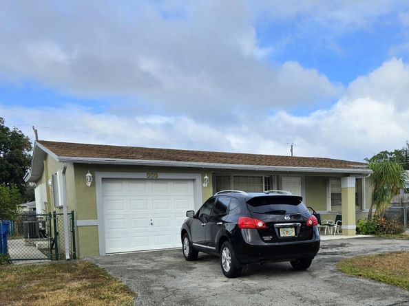 513 Greynolds Circle, Lantana FL 33462