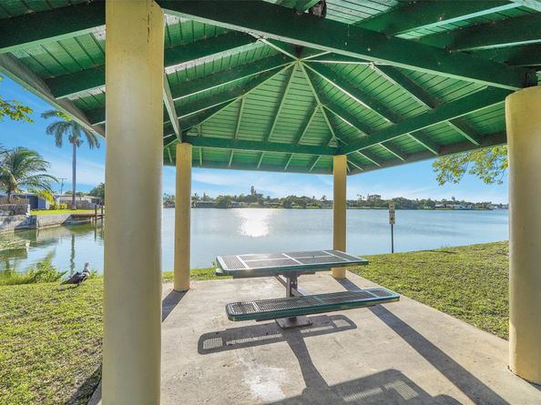 1736 NW 38th St, Oakland Park FL 33309