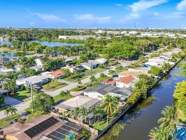 1736 NW 38th St, Oakland Park FL 33309