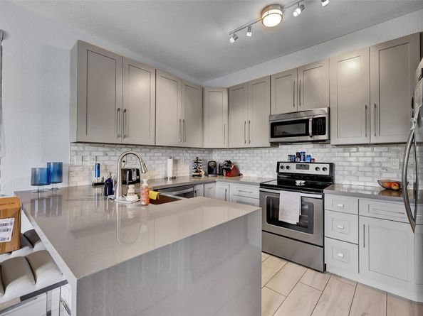150 Jacaranda Country Club Dr 200, Plantation FL 33324