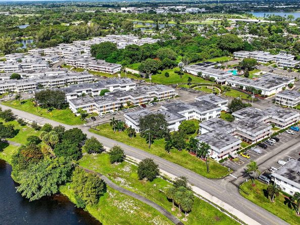 3160 Lake Osborne Dr 107, Lake Worth Beach FL 33461