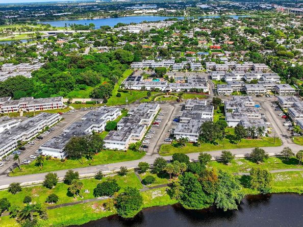 3160 Lake Osborne Dr 107, Lake Worth Beach FL 33461