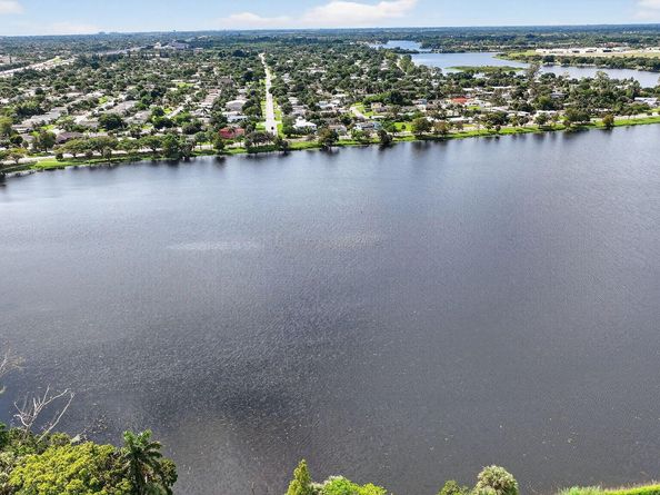 3160 Lake Osborne Dr 107, Lake Worth Beach FL 33461