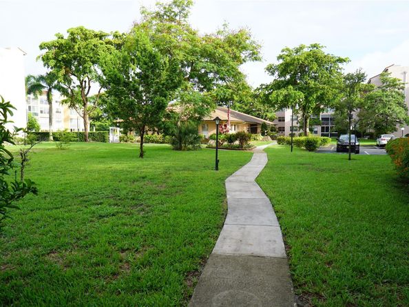 2821 Somerset Dr 203, Lauderdale Lakes FL 33311