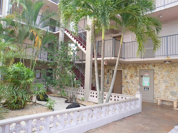 2821 Somerset Dr 203, Lauderdale Lakes FL 33311