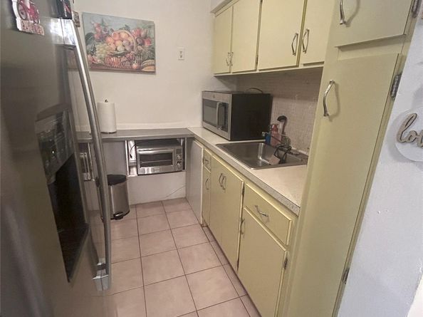 900 SW 10th Ter S20, Hallandale Beach FL 33009