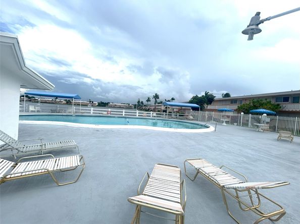 900 SW 10th Ter S20, Hallandale Beach FL 33009