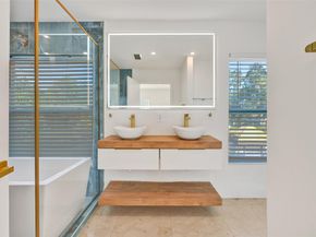 701 NE 164th St, Miami FL 33162