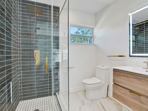 701 NE 164th St, Miami FL 33162