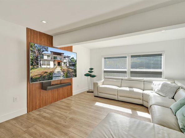 701 NE 164th St, Miami FL 33162