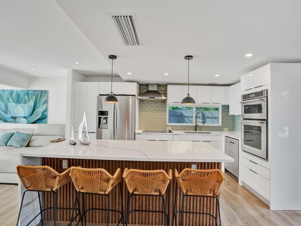 701 NE 164th St, Miami FL 33162