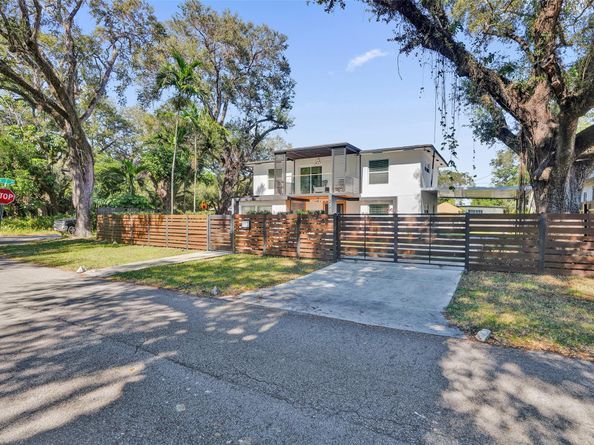 701 NE 164th St, Miami FL 33162